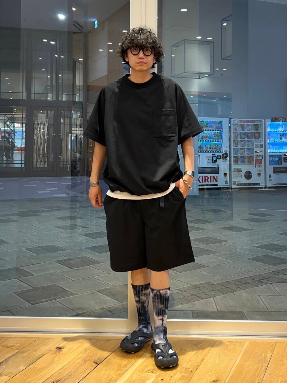 ブラック系のTシャツ/カットソー、ブラック系のその他パンツ、ホワイト系のタンクトップを着用したメンズの夏コーディネートの1枚目の写真