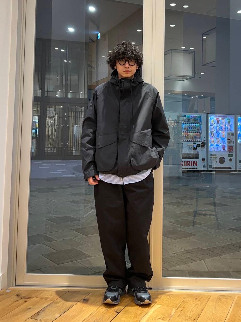 「doors、sip2412、春のジャケットスタイル」｜「FORK&SPOONのFORK&SPOON　フレンチドリルピグメントチノパンツ（その他パンツ、ブラック系）」を使った、いさむさん（メンズ・168cm）の春コーディネートの1枚目の写真
