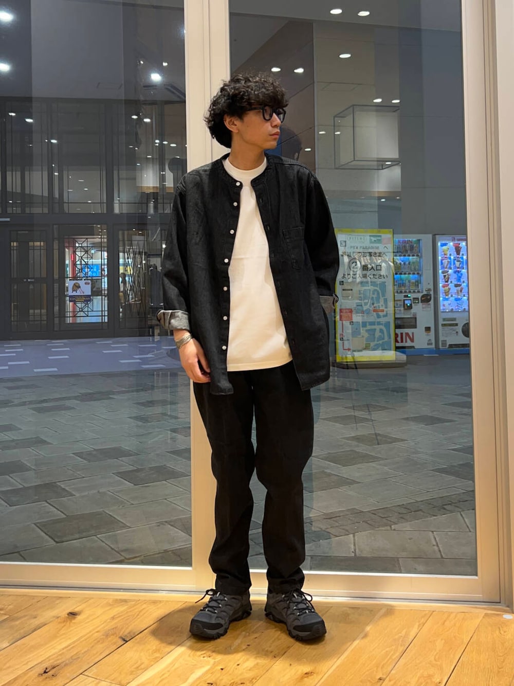 ブラック系のシャツ/ブラウス、ホワイト系のTシャツ/カットソー、ブラック系のデニムパンツを着用したメンズの夏コーディネートの1枚目の写真