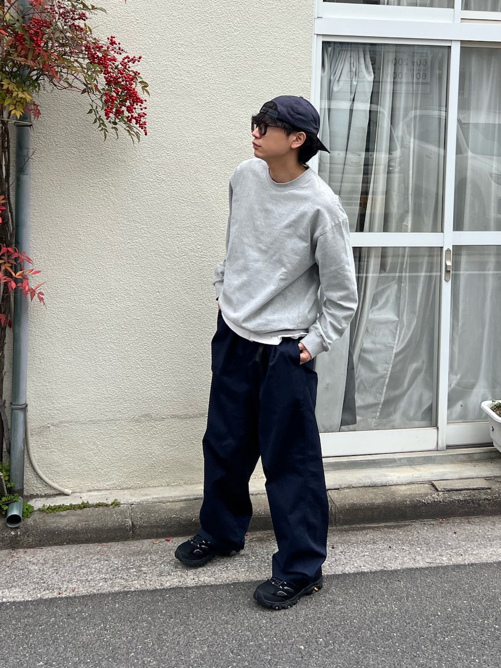 ブルー系のその他パンツ、ブラック系のスニーカーを着用したメンズの冬コーディネートの1枚目の写真