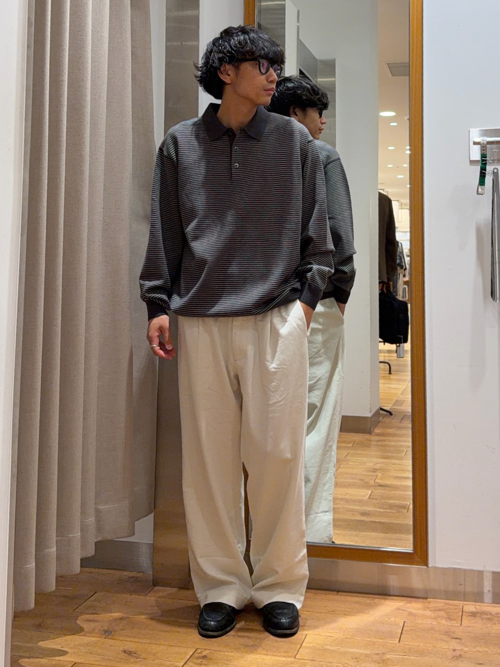 グレー系のニット/セーターを着用したメンズの秋コーディネートの1枚目の写真