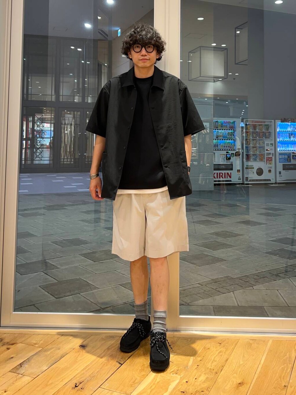 ブラック系のシャツ/ブラウス、グレー系のその他パンツ、ブラック系のTシャツ/カットソーを着用したメンズの夏コーディネートの1枚目の写真