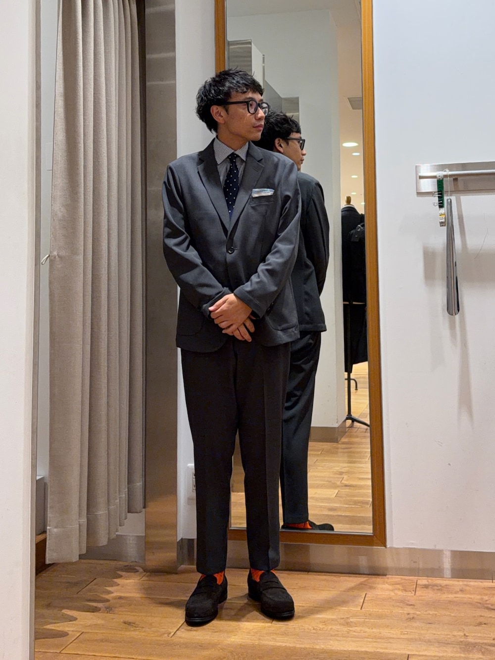 グレー系のその他アウター、グレー系のその他パンツ、その他のネクタイを着用したメンズの秋コーディネートの1枚目の写真