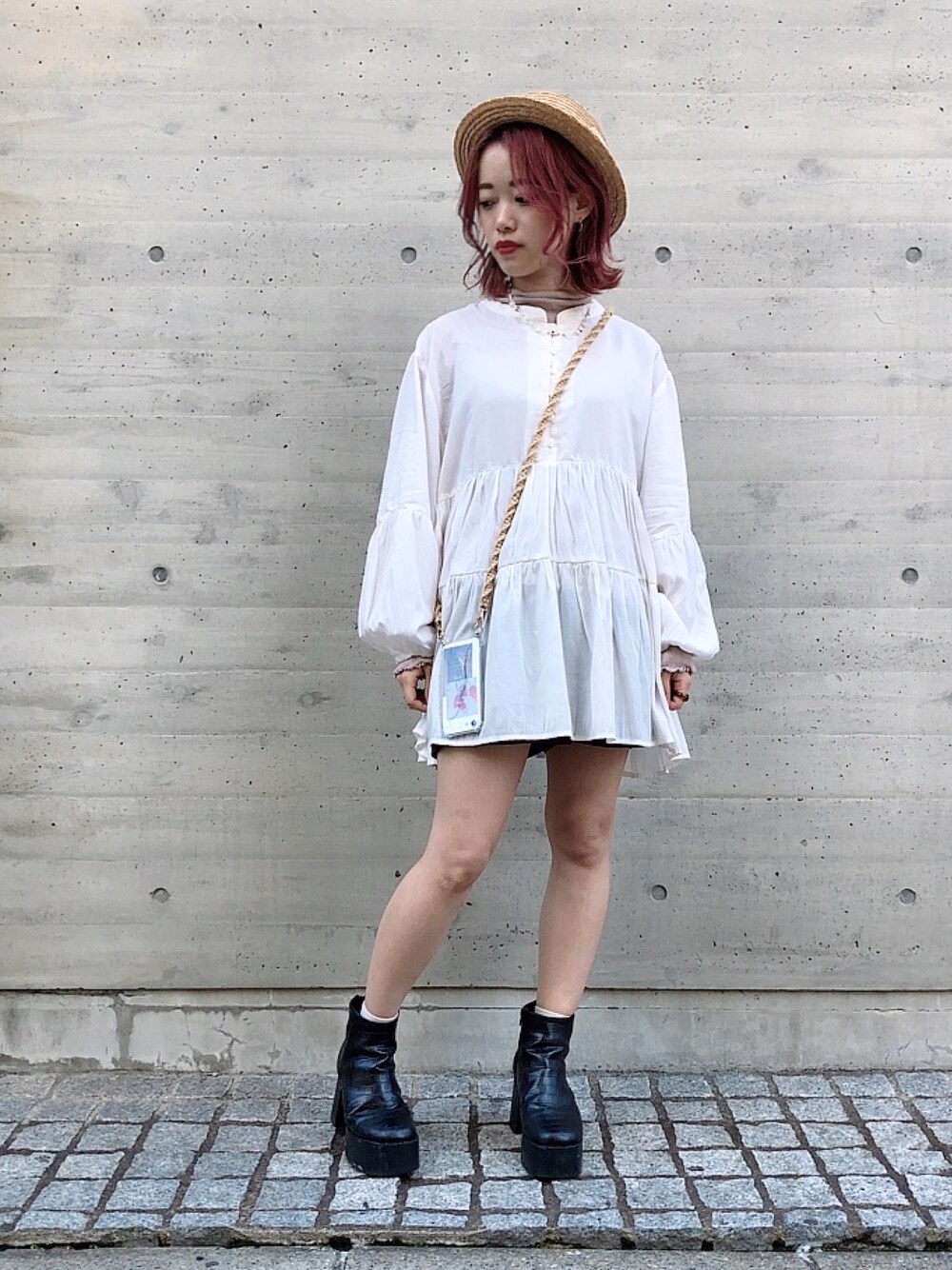 ホワイト系のシャツ/ブラウス、その他のブーツを着用したレディースの春コーディネートの1枚目の写真