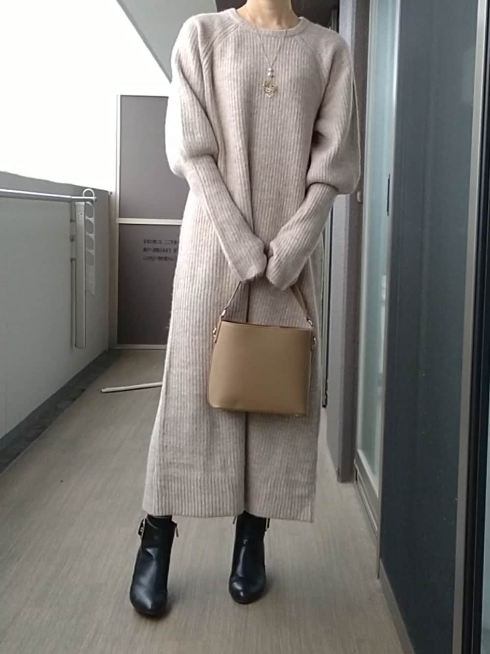 「ニットワンピース、ニットワンピ、ショートブーツ、冬コーデ」｜「miniaのセパレートファー巾着付きマルチウェイバッグ　◆（ハンドバッグ、ブラウン系）」を使った、りりぃさん（レディース・168cm）の冬コーディネートの1枚目の写真