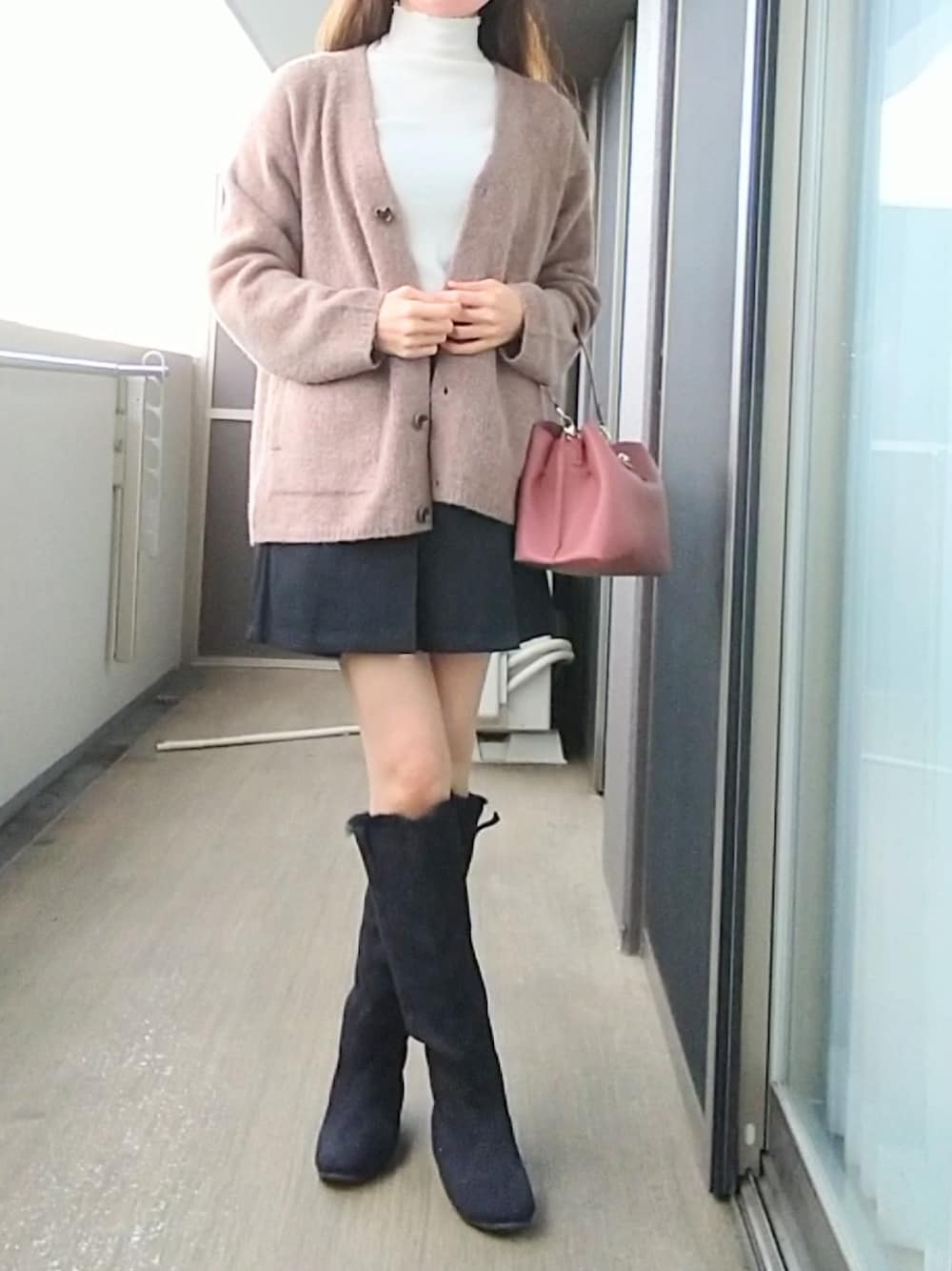 「ショートパンツ、ロングブーツ、ピンクバッグ、カーディガン、GUコーデ」｜「groveの【人間工学】ベルトヒネリ ダブルショルダーバッグ（ショルダーバッグ、ピンク系）」を使った、りりぃさん（レディース・168cm）の春コーディネートの1枚目の写真