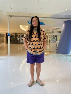 「ショット」｜「アイテム（サンダル）」を使った、日下部氏さん（メンズ・180cm）の春コーディネート