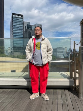 「アイテム（スウェットパンツ、レッド系）」を使った、日下部氏さん（メンズ・180cm）の秋コーディネート