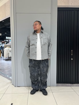 「アイテム（シャツ/ブラウス）」を使った、日下部氏さん（メンズ・180cm）の秋コーディネート