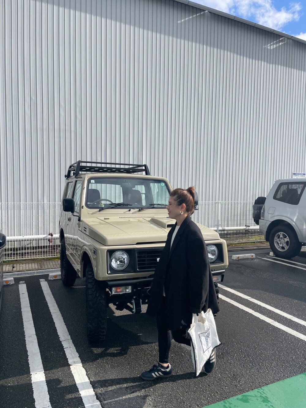 「adidasのアイテム（スニーカー、ブルー系）」を使った、mikikoさん（キッズ・134cm）の春コーディネートの1枚目の写真
