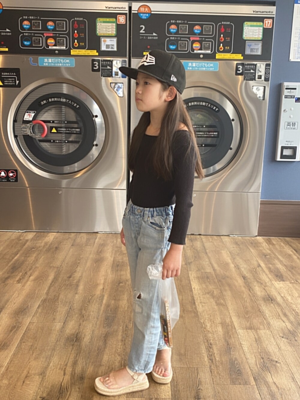 「NEW ERAのアイテム（キャップ、ブラック系）」を使った、mikikoさん（レディース・150cm）の夏コーディネートの1枚目の写真