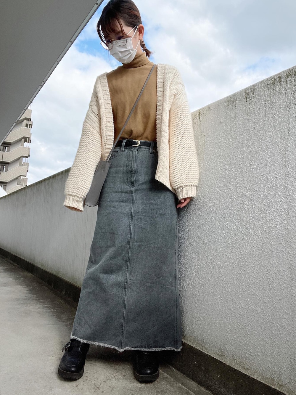 イエロー系のTシャツ/カットソー、ホワイト系のカーディガン/ボレロ、グレー系のデニムスカートを着用したレディースの秋コーディネートの1枚目の写真