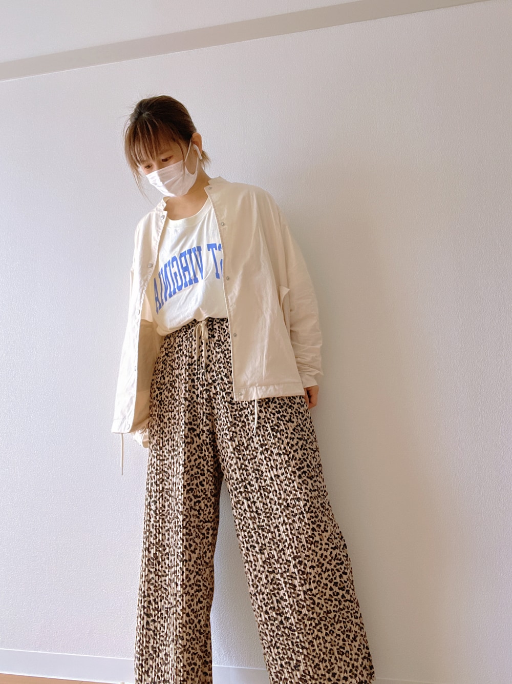 「ゆるコーデ、パンツコーデ、カジュアル、雨の日コーデ、プリーツパンツ」｜「CIAOPANIC TYPYの<21SS>OSORO USAコットンバンドカラーシャウター（ブルゾン、ホワイト系）」を使った、のんたろさん（レディース・157cm）の秋コーディネートの1枚目の写真