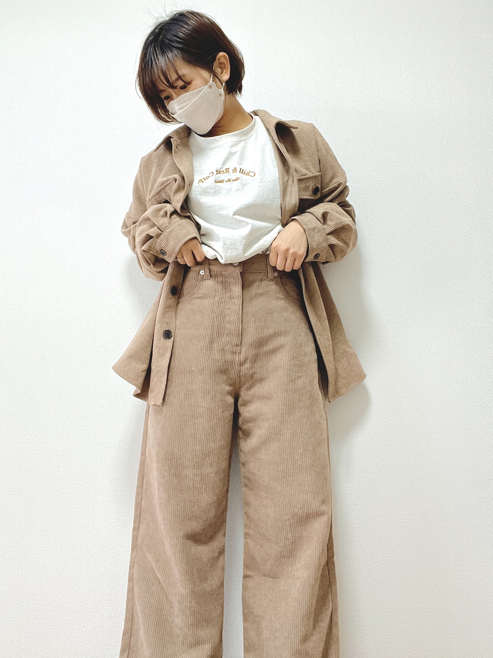 「休日コーデ、今日のコーデ、カジュアル、ラフ、ラクチンコーデ、プチプラコーデ、セットアップ」｜「apres jour mignonのアソートデザインロンT【ZOZOTOWN限定アイテム】（Tシャツ/カットソー、ベージュ系）」を使った、のんたろさん（レディース・157cm）の秋コーディネートの1枚目の写真