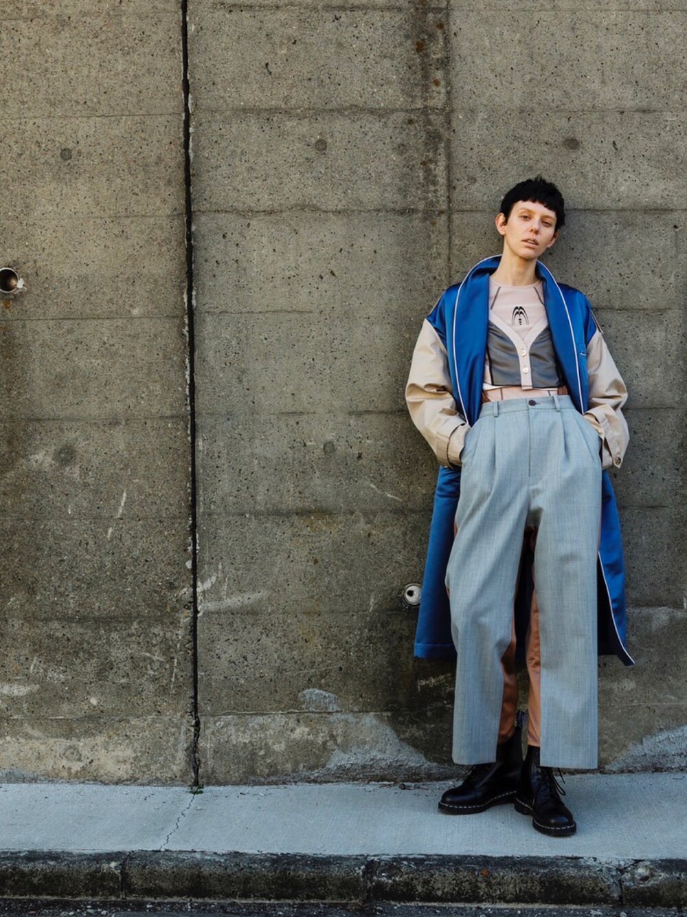 「カジュアル」｜「Metaphor…のアイテム（スラックス、グレー系）」を使った、Metaphor…さん（レディース・175cm）の春コーディネートの1枚目の写真