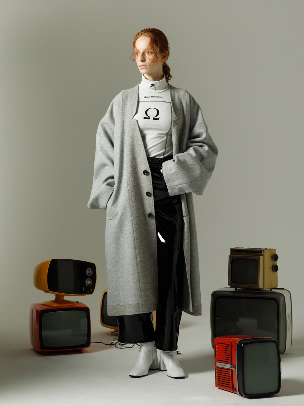 「カジュアル」｜「Metaphor…のアイテム（チェスターコート、グレー系）」を使った、Metaphor…さん（レディース・174cm）の春コーディネートの1枚目の写真