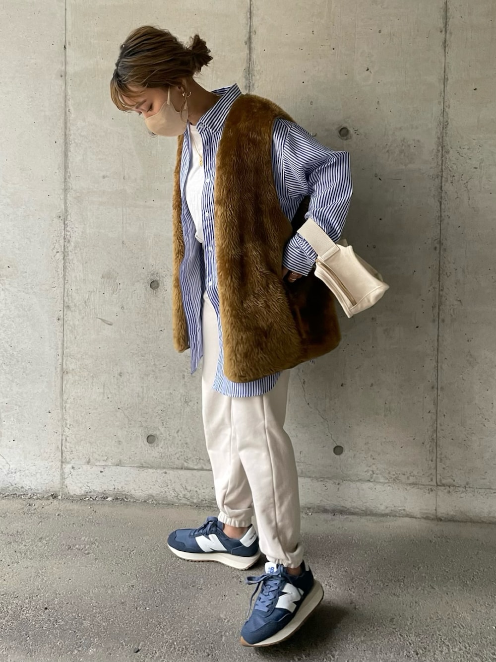 「WEGO、NEWBALANCE、ファーベスト、ストライプシャツ、スウェットパンツ、スクエアバッグ、LIFESTYLIST、しまむら、低身長、ママコーデ」｜「WEGOのWEGO/フェイクファーBIGベスト（ベスト、ブラウン系）」を使った、megumiさん（レディース・152cm）の春コーディネートの1枚目の写真