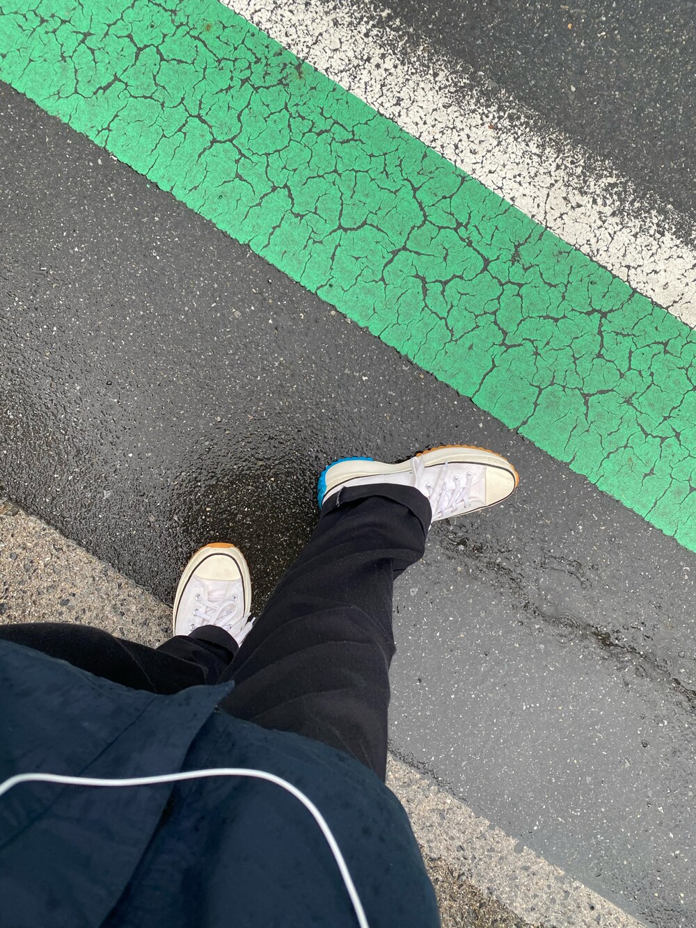 「お洒落さんとつながりたい、スニーカー、ストリート、JWANDERSON X CONVERSE、JWANDERSON、converse、いいね、save、フォローお願いします🤑」｜「JW Andersonのアイテム（スニーカー、ホワイト系）」を使った、ひみけんさん（メンズ・170cm）の春コーディネートの1枚目の写真