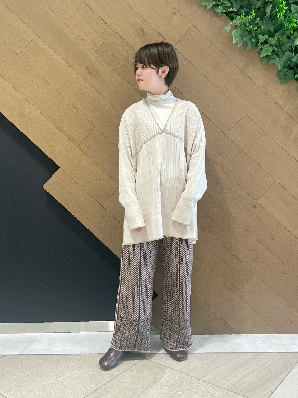 ホワイト系のニット/セーター、ホワイト系のTシャツ/カットソー、ブラウン系のその他パンツを着用したレディースの秋コーディネートの1枚目の写真