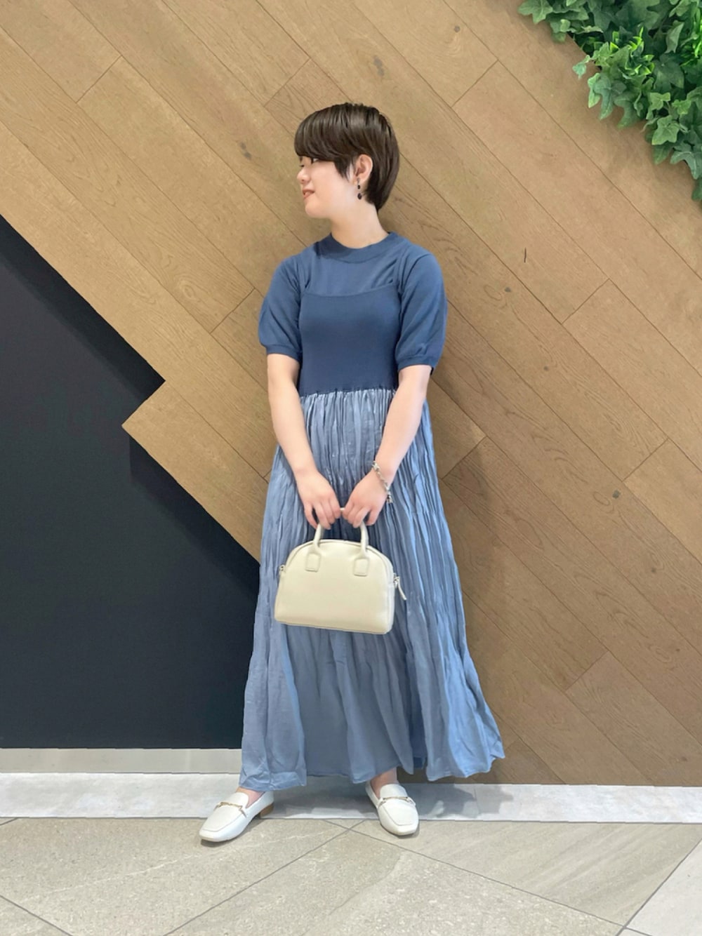 ホワイト系のローファー、ベージュ系のショルダーバッグ、ブルー系のワンピースを着用したレディースの夏コーディネートの1枚目の写真