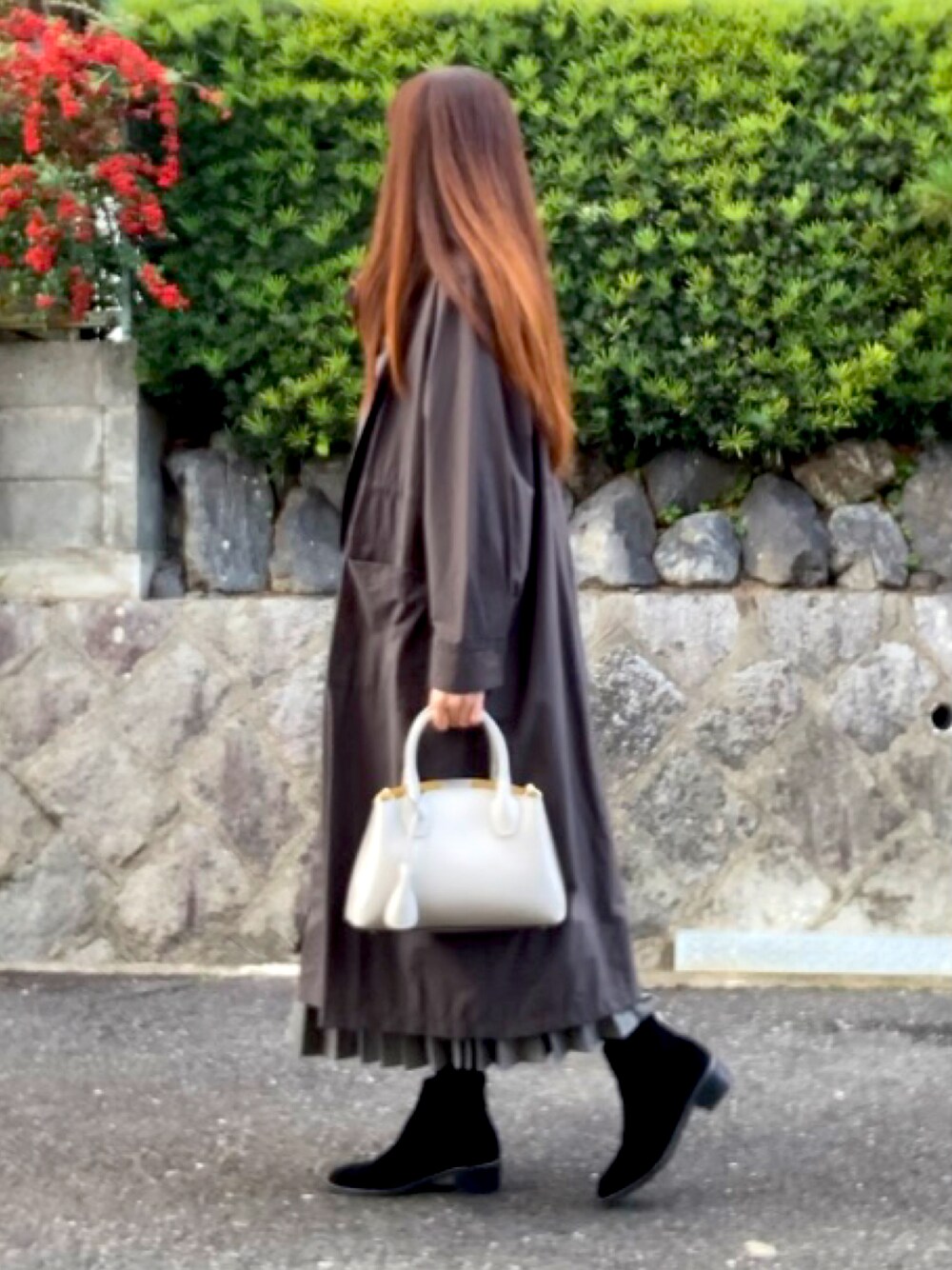 「ロングコート、プリーツスカート、グレンチェック、カシミヤニット、グレーコーデ、ワントーンコーデ、モノトーン、バックジップブーツ、スウェードブーツ、大人女子、大人コーデ、オフィスカジュアル、高身長女子、高身長コーデ」｜「OPAQUE.CLIPの◆2wayスタンドカラー マウンテンコート【洗える/撥水/WEB限定サイズ】（その他アウター、グレー系）」を使った、tocoさん（レディース・168cm）の秋コーディネートの1枚目の写真