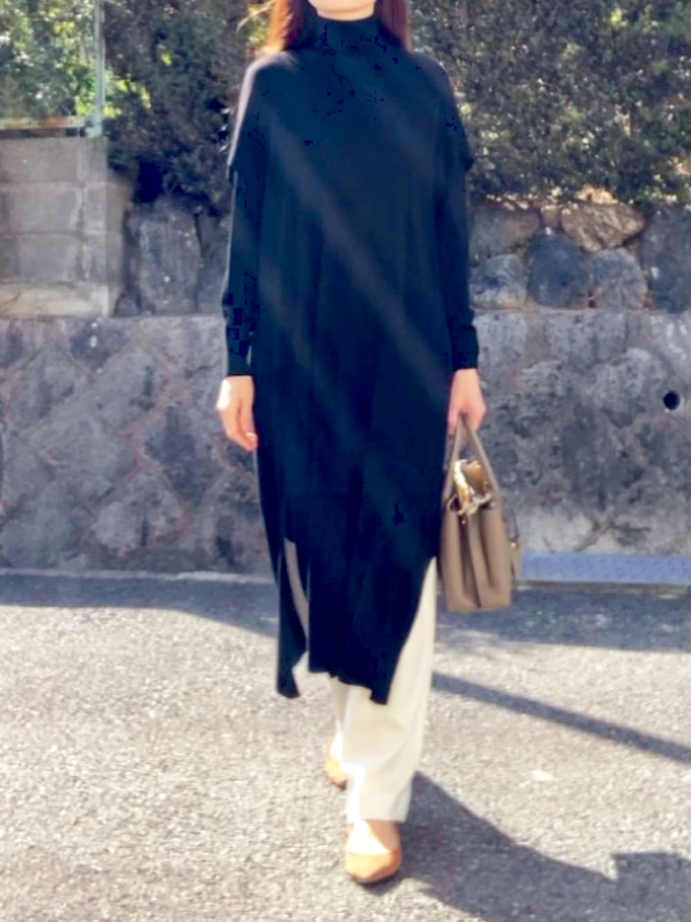 「ベスト、タートルネック、ホワイトパンツ、カラーパンプス、シンプルコーデ、大人コーデ、大人女子、高身長コーデ、高身長女子、モノトーン、強風につき髪ボサボサ」｜「AMERICAN HOLICのリネンブレンドサイドリボンロングベスト（ベスト、ブラック系）」を使った、tocoさん（レディース・168cm）の春コーディネートの1枚目の写真