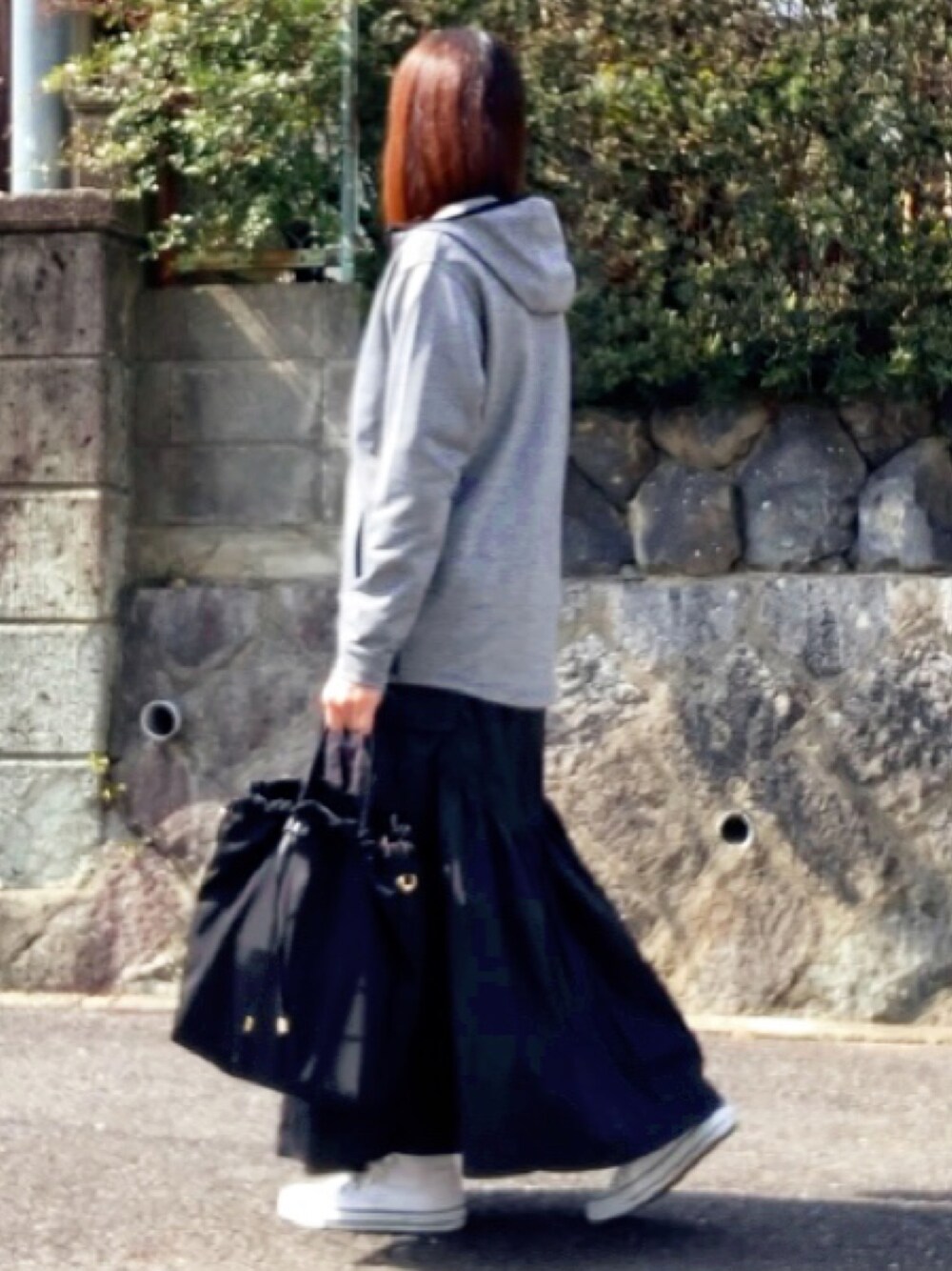 「スポーツミックス、グレーパーカー、防風、撥水加工、コンバース オールスター、チャンピオン、モノクロ、シンプルコーデ、大人カジュアル、オトナ女子、高身長女子、高身長コーデ」｜「Championのアイテム（パーカー、グレー系）」を使った、tocoさん（レディース・168cm）の春コーディネートの1枚目の写真