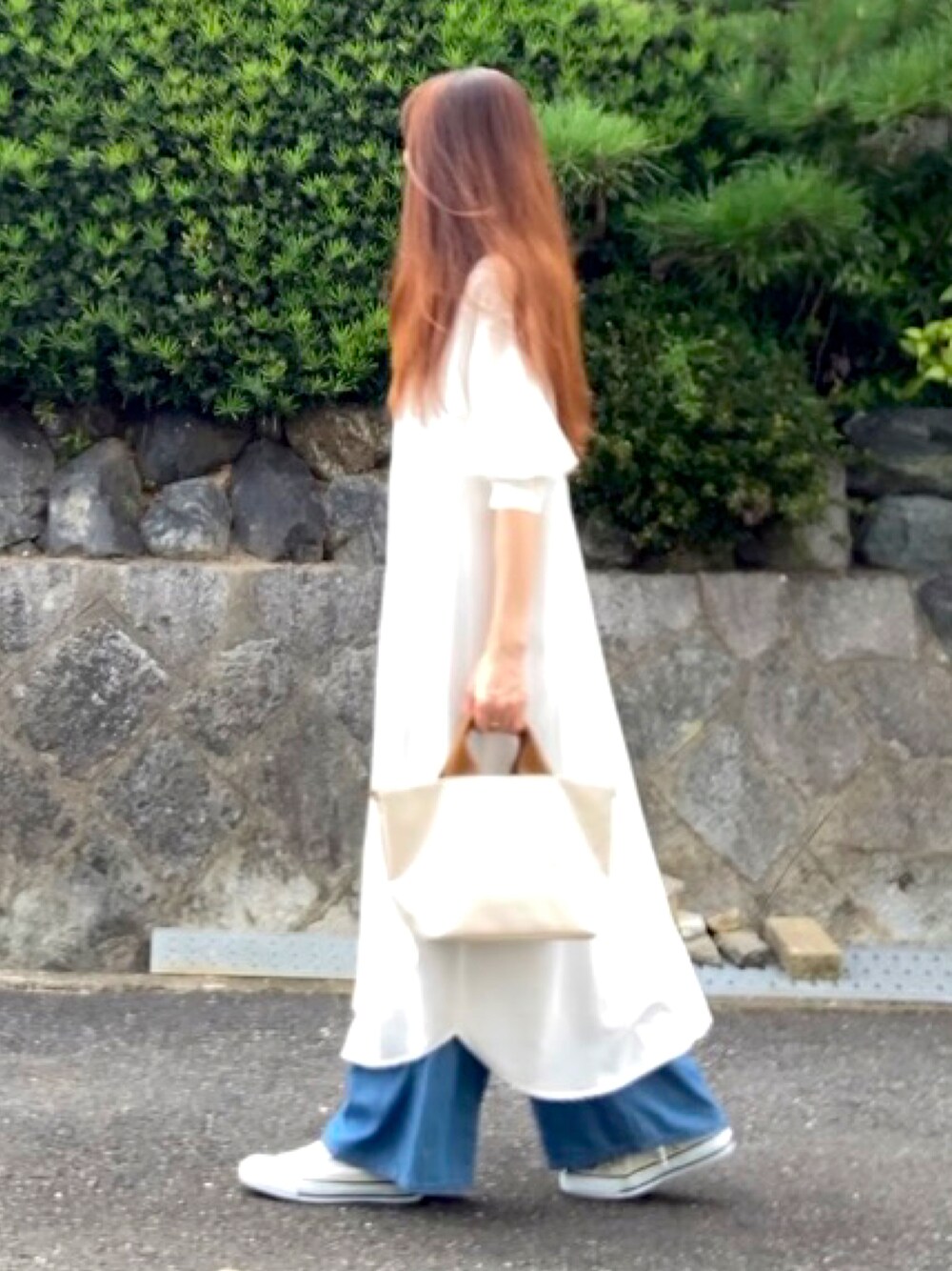 「デニム、ラクチンコーデ、大人カジュアル、大人女子、ワイドパンツ、シャツワンピ、コンバース オールスター、高身長女子、高身長コーデ、モノトーン」｜「BONLECILLのピンタック ボザム 五分袖 シアーシャツ ワンピース（シャツワンピース、ホワイト系）」を使った、tocoさん（レディース・168cm）の秋コーディネートの1枚目の写真