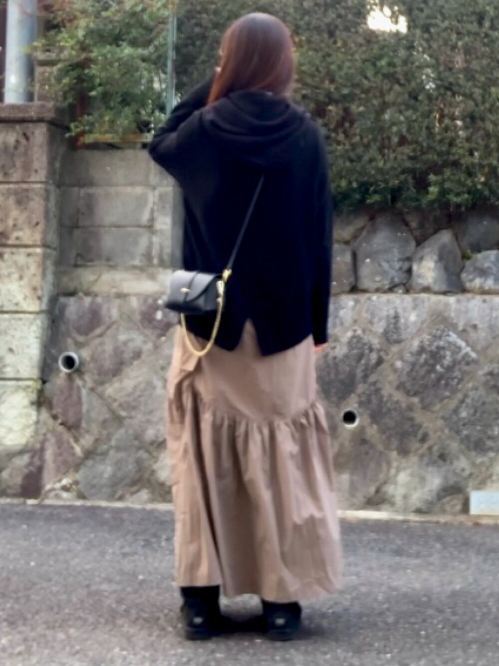 「シンプルコーデ、モノトーンコーデ、ミニバッグ、チェーンバッグ、バラクラバ、足元あったか、首元あったか、雨にも強い、大人カジュアル、大人コーデ、大人女子、高身長コーデ、高身長女子、さしいろブラウン」｜「PLSTのアイテム（ニット/セーター、ホワイト系）」を使った、tocoさん（レディース・168cm）の春コーディネートの1枚目の写真