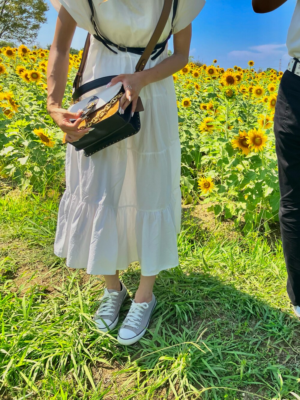 「ひまわり畑、白ワンピース、スニーカー、ハーネス」｜「RETRO GIRLのスニーカー（スニーカー、グレー系）」を使った、ちゃむさん（レディース・158cm）の秋コーディネートの1枚目の写真