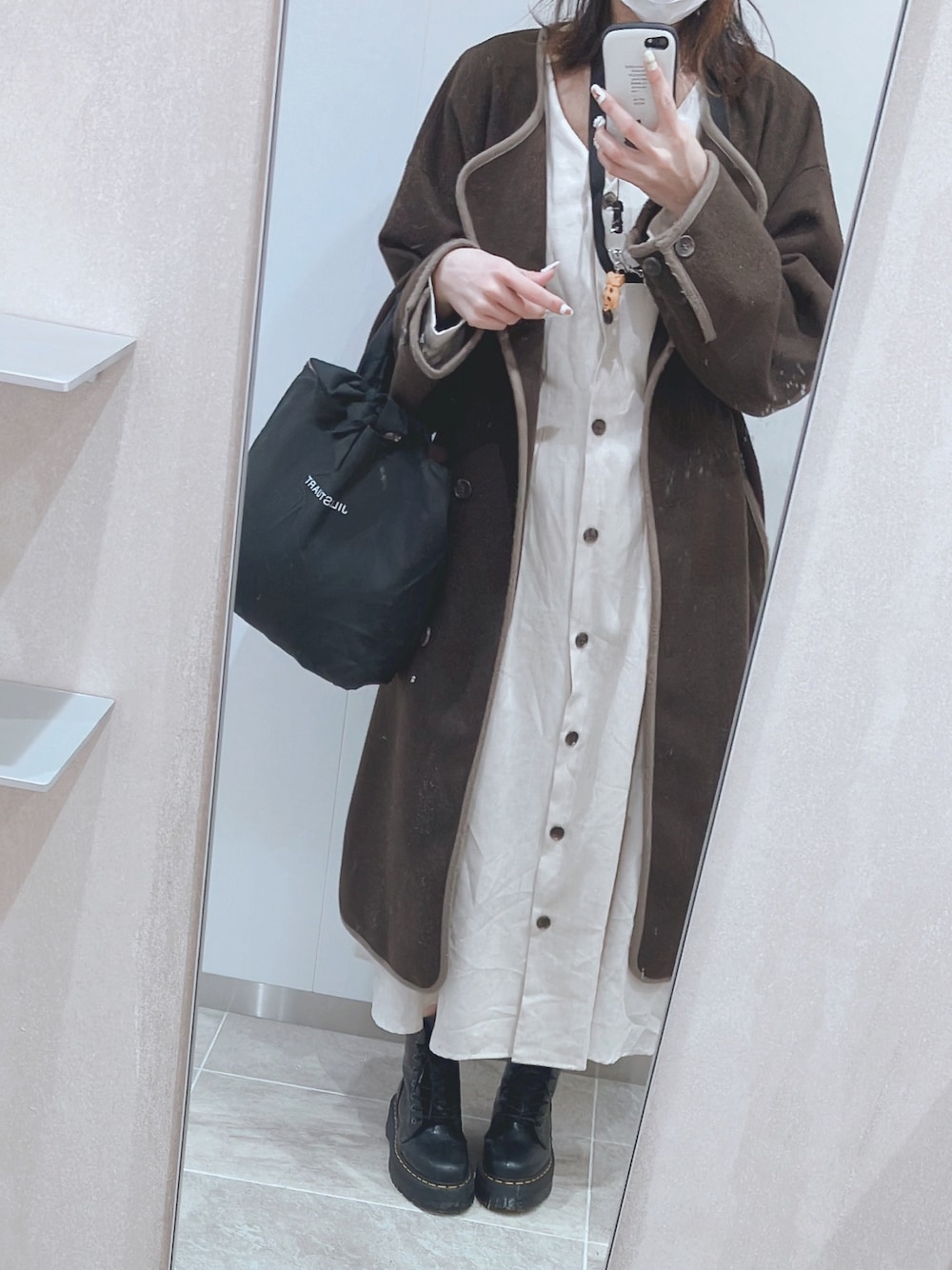 「お出かけコーデ、シンプルスタイル、ワンピースコーデ、キレイめコーデ」｜「JILL STUARTのアイテム（トートバッグ、ブラック系）」を使った、ちゃむさん（レディース・158cm）の春コーディネートの1枚目の写真