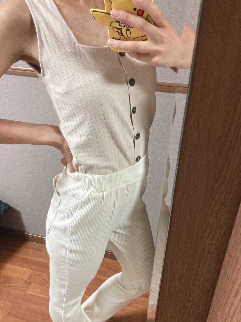 「ワントーンコーデ、色素薄い系、休日スタイル、カジュアル」｜「古着のアイテム（パンツ、ホワイト系）」を使った、ちゃむさん（レディース・158cm）の夏コーディネートの1枚目の写真