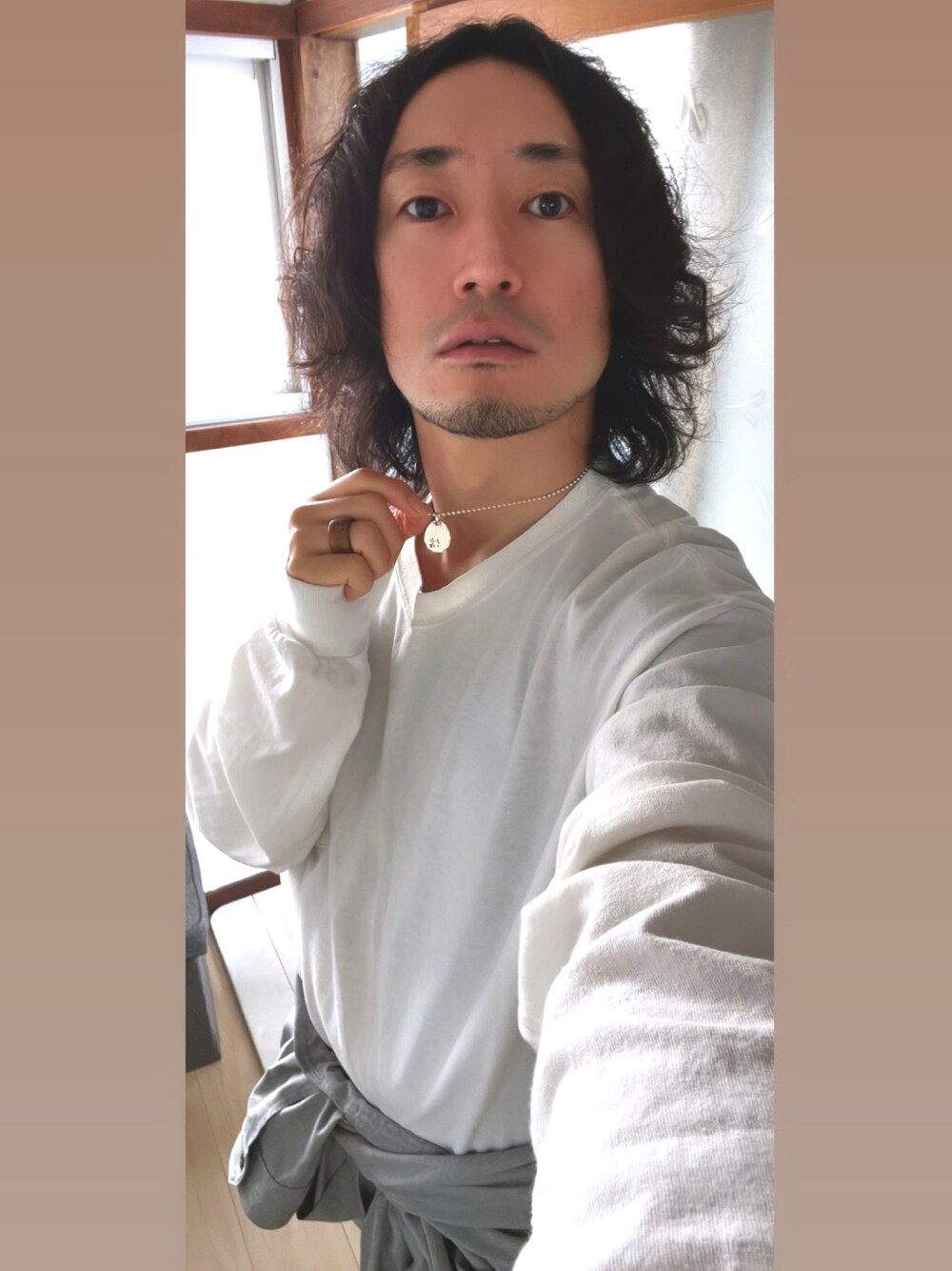 「つなぎスタイル、つなぎ、ノーカラー、オールインワン、VIRGO、virgo wear works、VIRGOwearworks、ヴァルゴ、ヴァルゴウェアワークス、白ロンT、全身撮るの難しい」｜「VIRGOwearworksのSTD PKT LST（Tシャツ/カットソー、ホワイト系）」を使った、齋間充さん（メンズ・167cm）の秋コーディネートの1枚目の写真