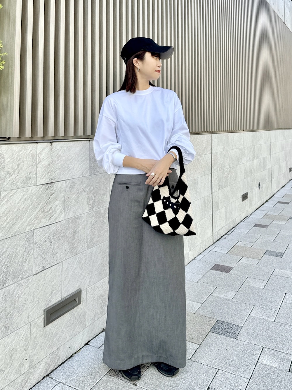 「秋っぽコーデ更新中、ロングスカート、秋コーデ、秋のコーデ、スニーカー、キャップ、モノトーン、モノトーンコーデ、休日スタイル、きれいめカジュアル、ハンドバッグ、ロンT、お出かけコーデ、モードカジュアル、デートコーデ」｜「HYKEのアイテム（Tシャツ/カットソー、ホワイト系）」を使った、uyuさん（骨格ウェーブ・レディース・161cm）の秋コーディネートの1枚目の写真