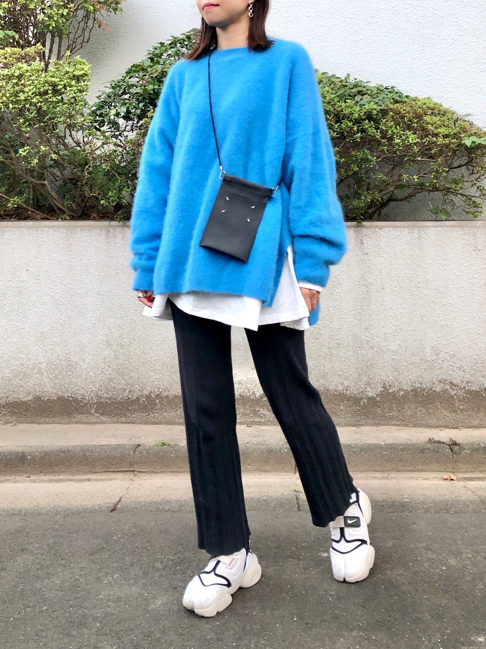 「ビッグシルエット、ストリート、レイヤードスタイル、オーバーサイズ、スポーツミックス、休日スタイル、メンズライク、BEAUTY&YOUTH UNITED ARROWS、オトナカジュアル、秋コーデ、スクエアバッグ、Maison Margiela、ボリューム袖、アクアリフト、だから秋服が好き」｜「H　BEAUTY&YOUTH UNITED ARROWSの＜H＞BIG KNIT PULLOVER/ニット（ニット/セーター、ブルー系）」を使った、uyuさん（レディース・161cm）の秋コーディネートの1枚目の写真