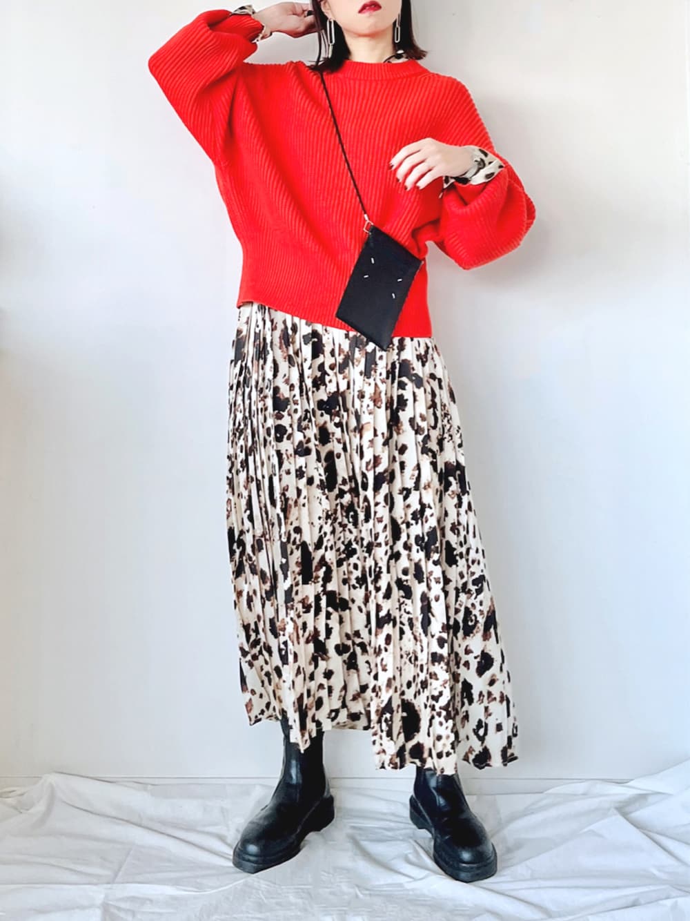「クリスマスに着たい服、大人カジュアル、冬コーデ、レイヤードスタイル、休日スタイル、レオパード、紅白コーデ、カラーニット、ブーツ、あったかコーデ、ミニバッグ、ロングワンピース、サイドゴアブーツ、プリーツスカート、ボリューム袖」｜「ADAM ET ROPE'のコンパクト畦ニットプルオーバー（ニット/セーター、レッド系）」を使った、uyuさん（レディース・161cm）の冬コーディネートの1枚目の写真