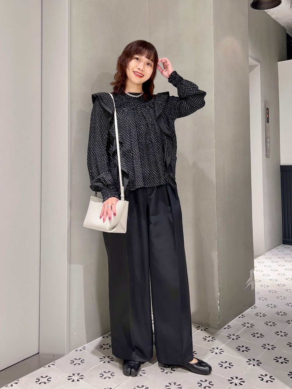「秋コーデ、秋服準備はじめました、モノトーン、モノトーンコーデ、ドット、きれいめカジュアル、ショルダーバッグ、ミニバッグ、パンツスタイル、ブラックコーデ、オールブラック、秋先取りコーデ、休日スタイル、休日コーデ、デート」｜「NANO universeのipekerプリントシャーリングブラウス（シャツ/ブラウス、その他）」を使った、uyuさん（骨格ウェーブ・レディース・161cm）の夏コーディネートの1枚目の写真