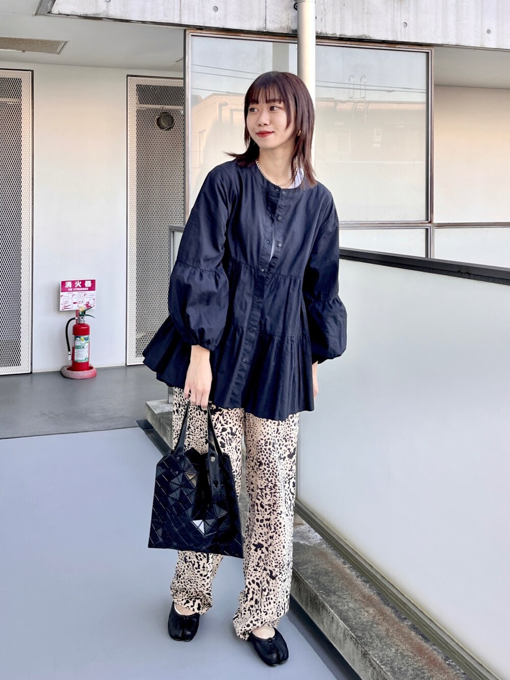「ファッションを楽しもう、秋のコーデ、秋冬コーデ、きれいめカジュアル、トートバッグ、レイヤードスタイル、プチプラ、バレエシューズ、柄パンツ、モノトーン、モノトーンコーデ、休日スタイル、休日コーデ、お出かけコーデ、シンプルスタイル」｜「coca（coca）のティアードフレアバンドカラーシャツ（シャツ/ブラウス、ブラック系）」を使った、uyuさん（骨格ウェーブ・レディース・161cm）の秋コーディネートの1枚目の写真