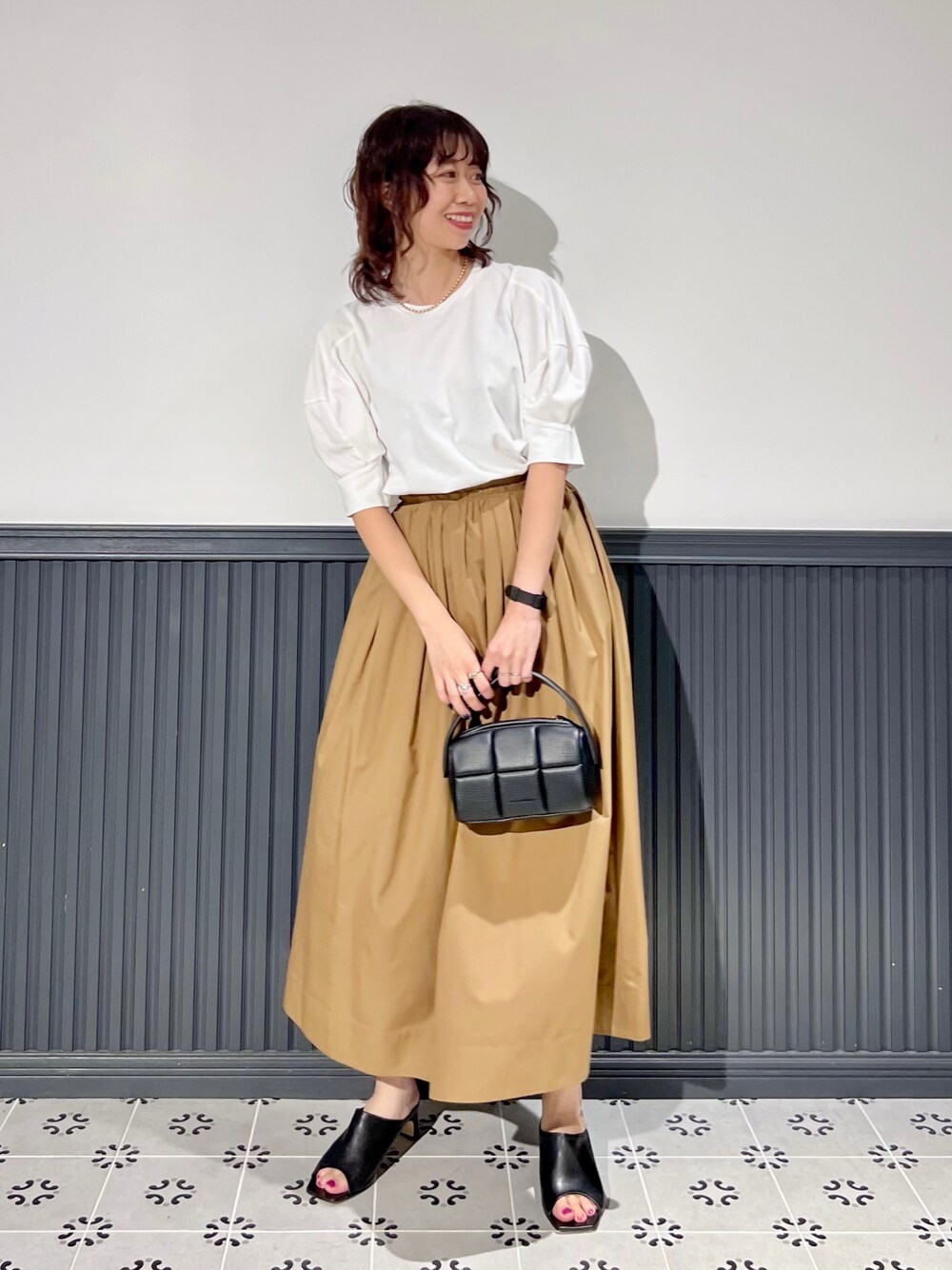 「春夏コーデ、初夏コーデ、夏のコスメと服、夏コーデ、きれいめカジュアル、オフィスカジュアル、パフスリーブ、ボリューム袖、ハンドバッグ、ミニバッグ、ロングスカート、タックイン、キレイめコーデ、シンプルコーデ、シンプルスタイル」｜「NANO universeのLB.03/Repurフォルムスリーブカットトップス（Tシャツ/カットソー、ホワイト系）」を使った、uyuさん（骨格ウェーブ・レディース・161cm）の春コーディネートの1枚目の写真