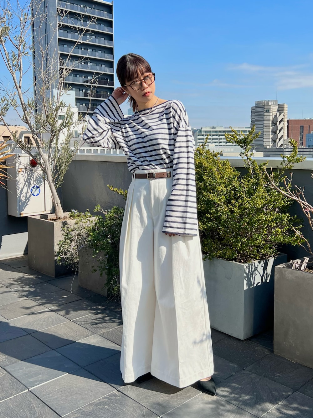 「春服デビュー宣言、#春コーデ、シンプルコーデ、休日スタイル、休日コーデ、ボーダー、ボーダートップス、ワイドパンツ、タックイン、春服みてみて、ビッグシルエット、オーバーサイズ、ホワイトコーデ、きれいめカジュアル、メガネ女子」｜「NANO universeのアイテム（Tシャツ/カットソー、ブルー系）」を使った、uyuさん（骨格ウェーブ・レディース・161cm）の春コーディネートの1枚目の写真