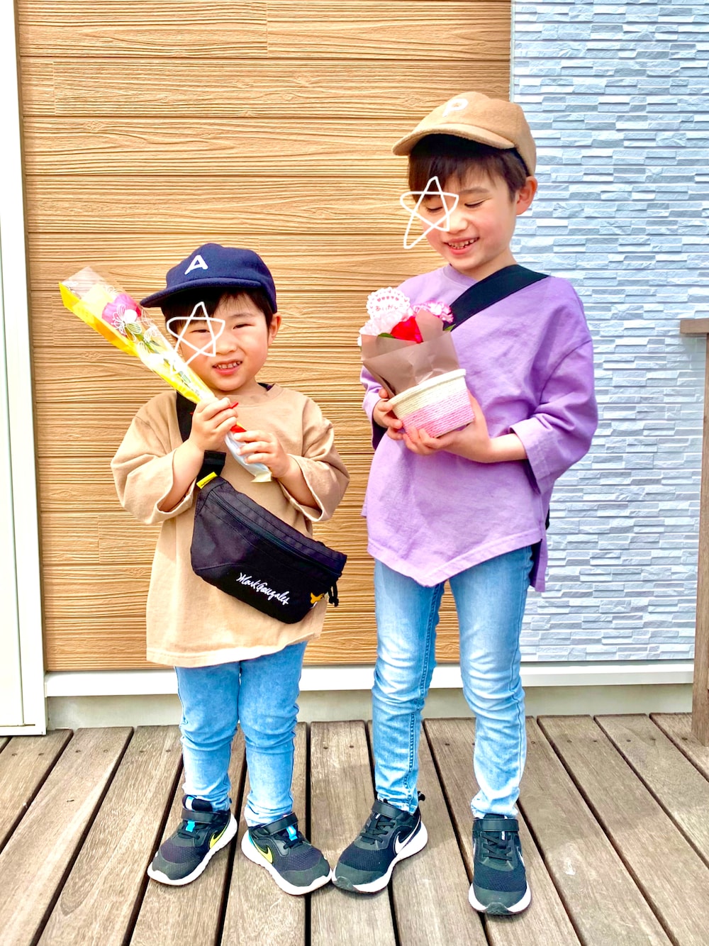 「キッズファッション、休日スタイル、春夏コーデ、デニムパンツ、キッズコーデ、シンプルコーデ、NIKE、男の子、6歳、3歳、スニーカー、ショルダーバッグ、ボディバッグ、淡色コーデ、おそろいコーデ」｜「H&Mのアイテム（デニムパンツ、ブルー系）」を使った、s n さん（キッズ・110cm）の春コーディネートの1枚目の写真
