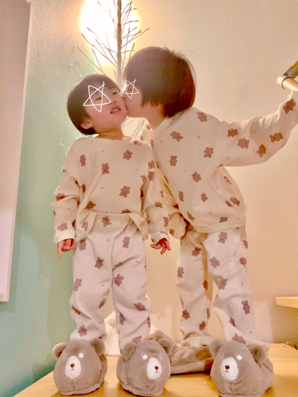 「パジャマ、キッズファッション、パステル映える春、kids、男の子、兄弟コーディネート、おそろいコーデ、くまさん、5歳、6歳、3歳、リラックススタイル、くすみカラー、シンプルコーデ、総柄」｜「apres les coursのワッフルパジャマ(クマ柄・乗り物柄) 10分丈（ルームウェア/パジャマ、ホワイト系）」を使った、s n さん（キッズ・110cm）の春コーディネートの1枚目の写真