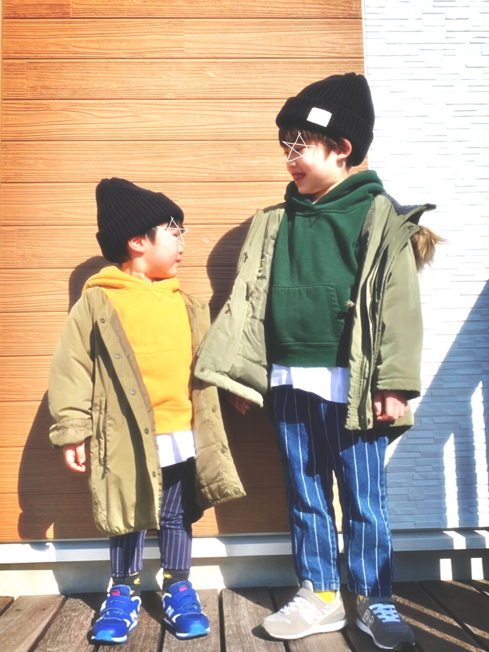 「男の子、プチプラコーデ、おそろいコーデ、シェフパンツ、兄弟コーディネート、5歳、3歳、パーカー、レイヤードスタイル、ニット帽、モッズコート、グリーン、イエロー、キッズコーデ、あったかコーデ」｜「しまむらのアイテム（ニットキャップ/ビーニー、ブラック系）」を使った、s n さん（キッズ・110cm）の冬コーディネートの1枚目の写真