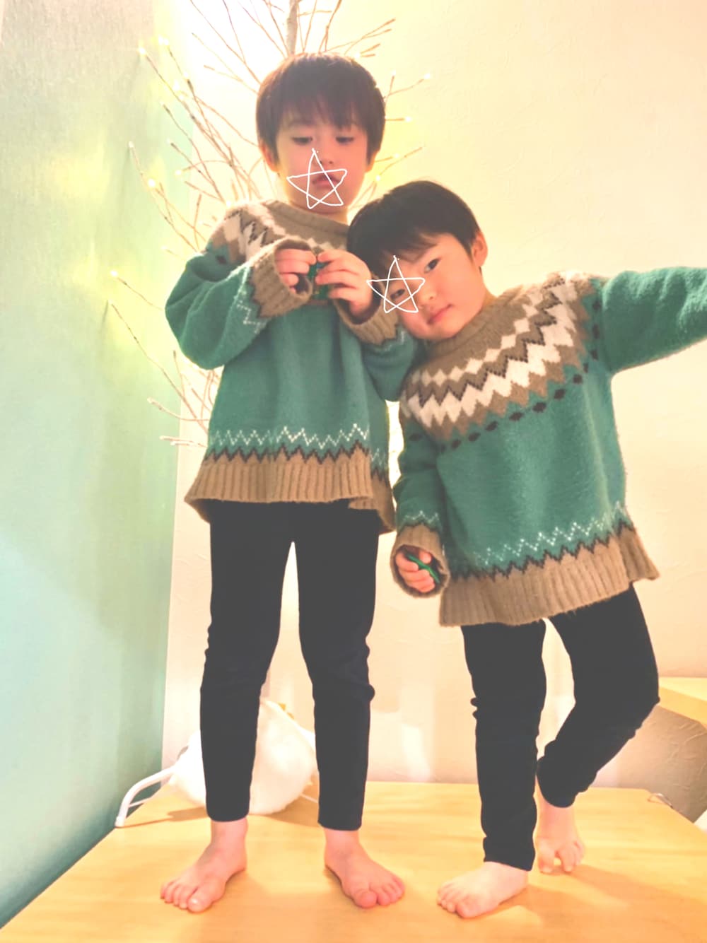 「キッズコーデ、バレンタイン、シンプル、kids、男の子、5歳、3歳、兄弟コーディネート、おそろいコーデ、ニット、ビッグシルエット、ゆるコーデ、カジュアルコーデ、プチプラ、チョコ色に染まれ」｜「しまむらのアイテム（ニット/セーター、グリーン系）」を使った、s n さん（キッズ・110cm）の冬コーディネートの1枚目の写真