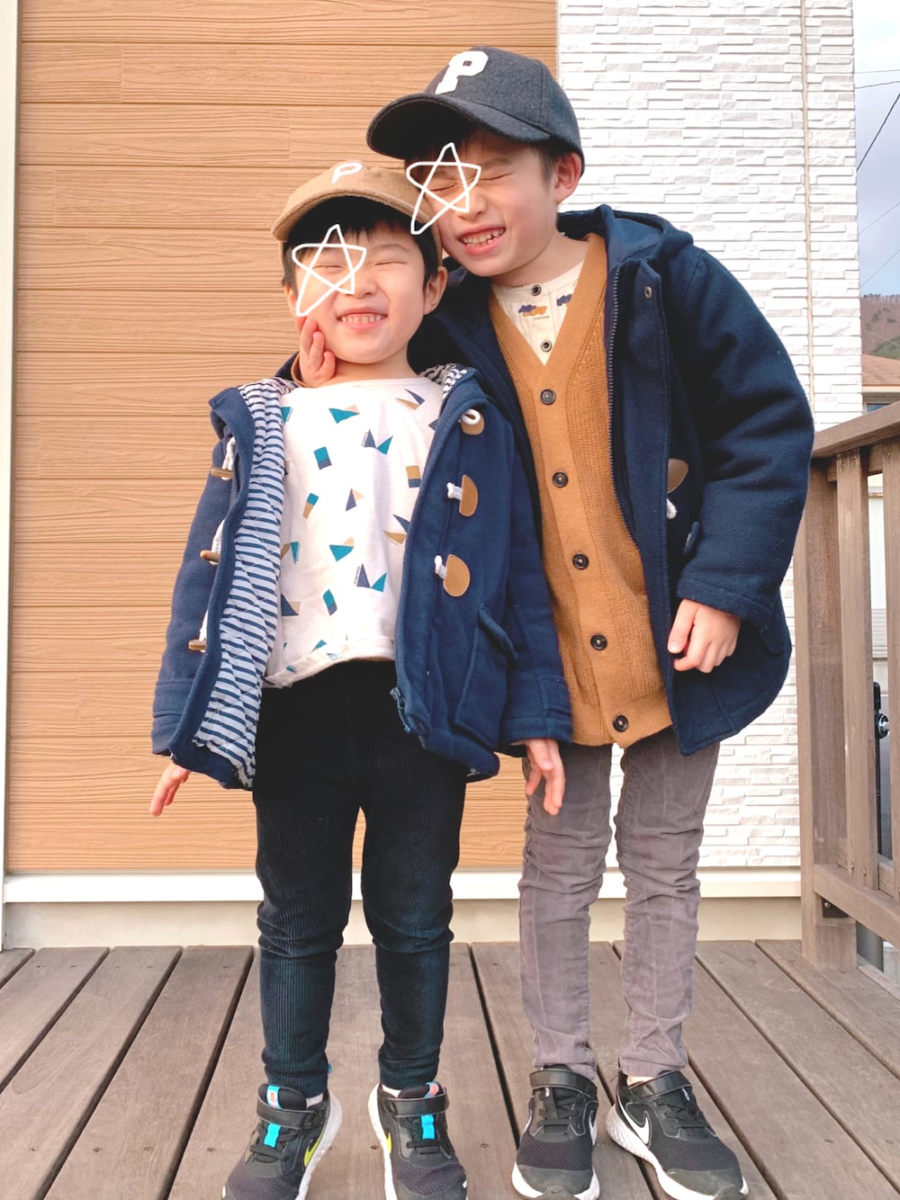「男の子コーデ、冬コーデ、キッズファッション、おとこのこ、カジュアル、プチプラコーデ、コーデュロイ、ニット、キャップ、リンクコーデ、シャツスタイル、ダッフルコート、男の子、6歳、4歳」｜「西松屋のアイテム（レギンス/スパッツ、ブラック系）」を使った、s n さん（キッズ・110cm）の冬コーディネートの1枚目の写真