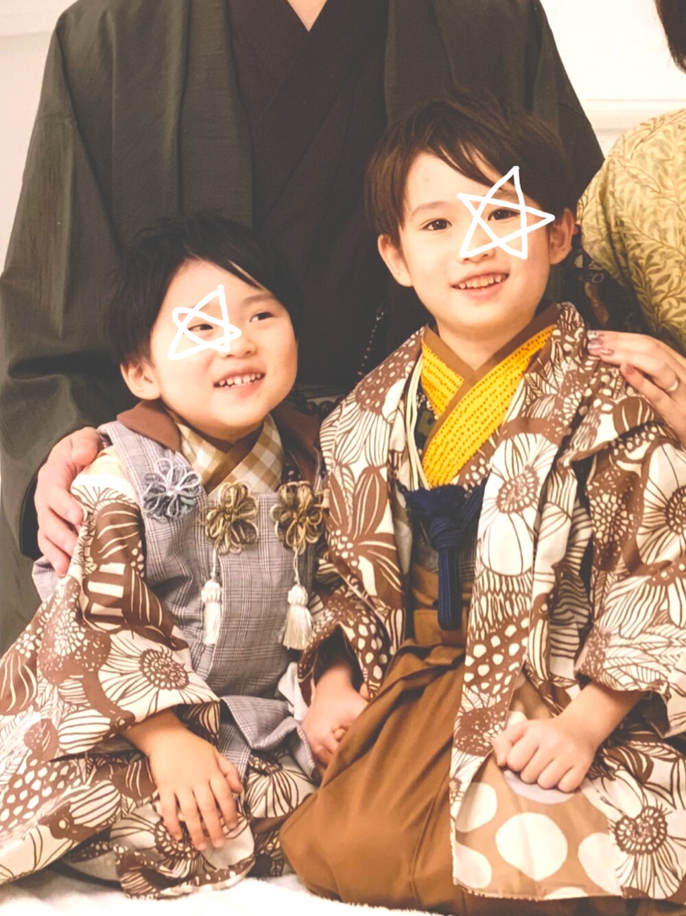 「袴、着物、被布、七五三、お正月、家族写真、5歳、3歳、男の子、兄弟コーディネート、ブラウン、リンクコーデ、オーダーメイド、ベージュ、キッズコーデ」｜「moemusisanのアイテム（着物、ブラウン系）」を使った、s n さん（キッズ・110cm）の冬コーディネートの1枚目の写真