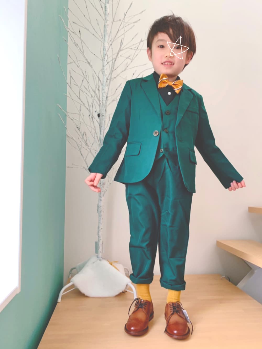 「6歳、スーツスタイル、シャツスタイル、フォーマル、セットアップ、蝶ネクタイ、男の子、ドレスシューズ、レザー、グリーン、からし色、入学式、卒園式、春、キッズコーデ」｜「nextのアイテム（ドレスシューズ、ブラウン系）」を使った、s n さん（キッズ・110cm）の春コーディネートの1枚目の写真