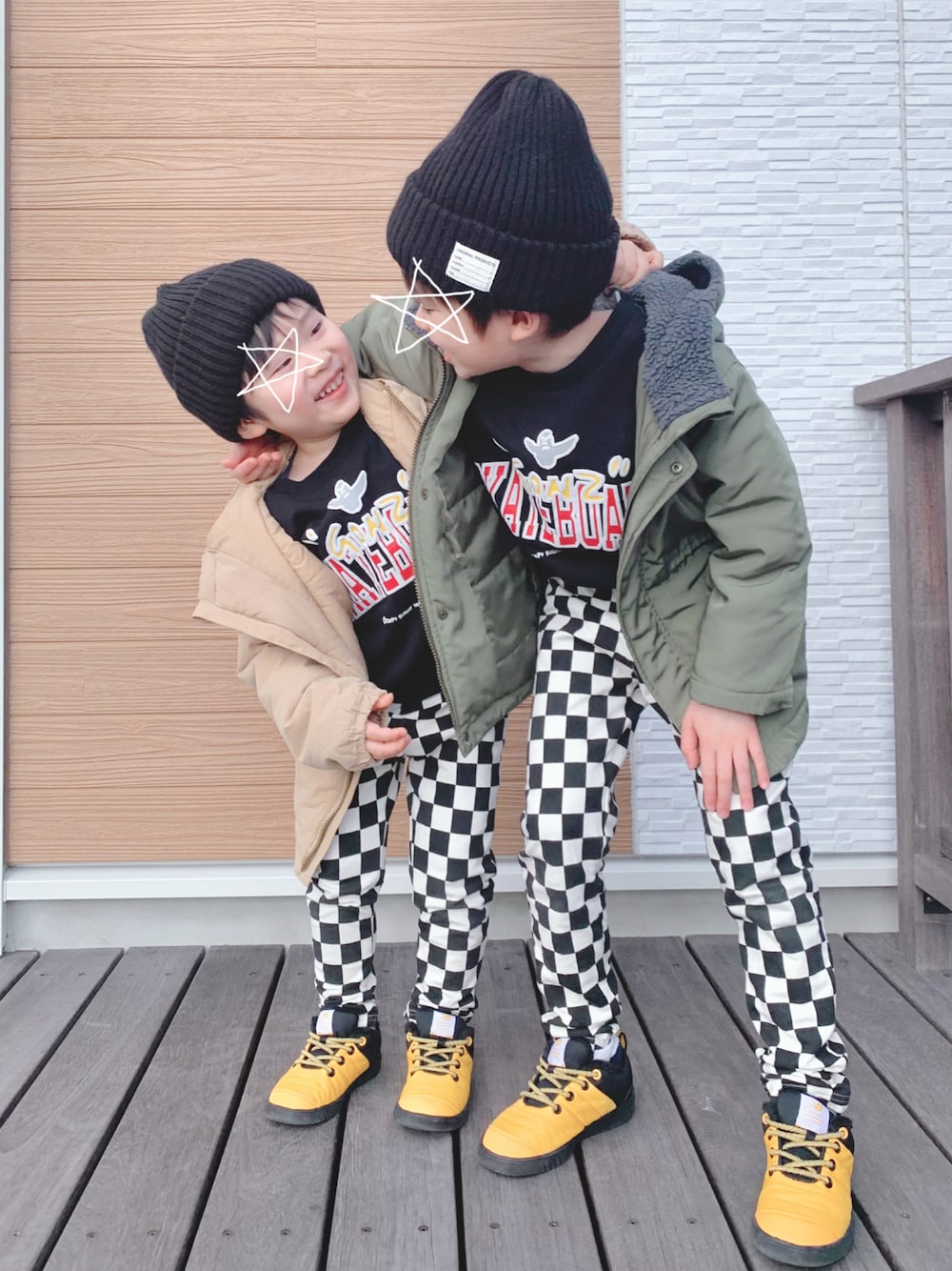 「ブロックチェック、Mark Gonzales、ニット帽、ニューバランス、New Balance、トレーナー、スウェット、カジュアル、ストリート、男の子、キッズコーデ、6歳、4歳、リンクコーデ、プチプラ」｜「BREEZEのDAISUKI パンツ（その他パンツ、ブラック系）」を使った、s n さん（キッズ・120cm）の春コーディネートの1枚目の写真