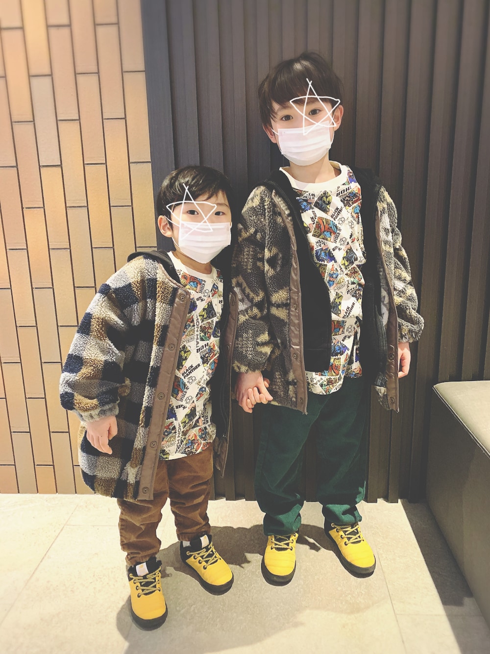 「パーカー、重ね着、marvel、総柄、コーデュロイ、もこもこ、プチプラ、New Balance、ニューバランス、カジュアル、男の子、6歳、4歳、リンクコーデ、ゆるコーデ」｜「＆yamの総柄ボアブルゾン レオパード柄/ネイティブ柄/チェック柄【親子お揃い/リンクコーデ】（ブルゾン、グレー系）」を使った、s n さん（キッズ・120cm）の春コーディネートの1枚目の写真