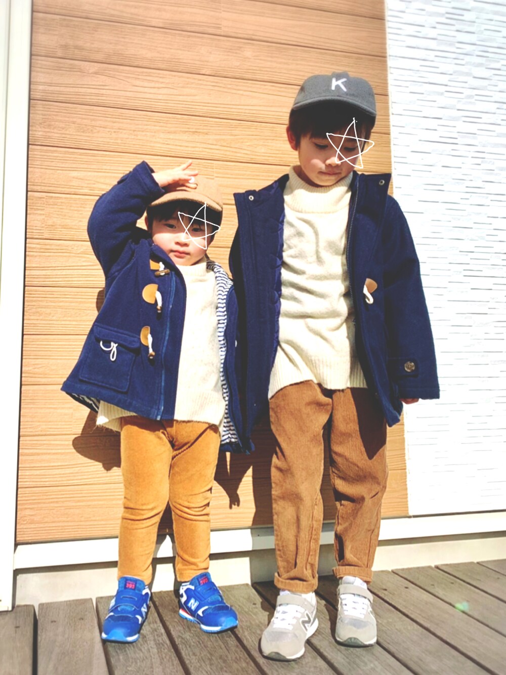 「あったかコーデ、カラーパンツ、男の子、オーバーサイズ、キッズコーデ、キャップ、コーデュロイ、兄弟コーディネート、ダッフルコート、New Balance、おそろいコーデ、ニット、冬コーデ、5歳、3歳」｜「西松屋のアイテム（その他パンツ、ブラウン系）」を使った、s n さん（キッズ・110cm）の冬コーディネートの1枚目の写真